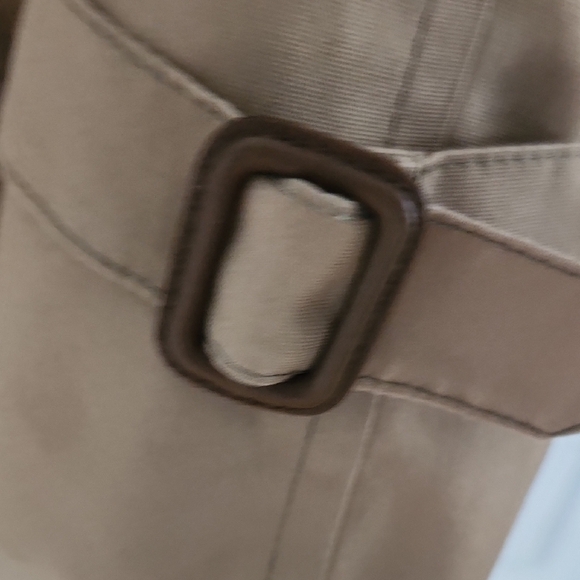 Classic Tan Double-Breasted Men's Trench Coat - Picture 5 of 11